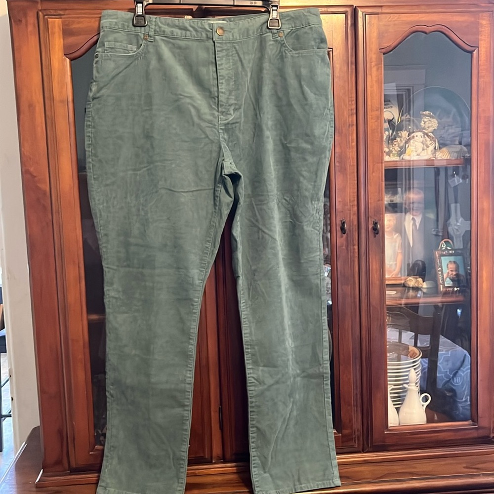 Beautiful green corduroy straight leg pants by Coldwater Creek. NWT! 16P